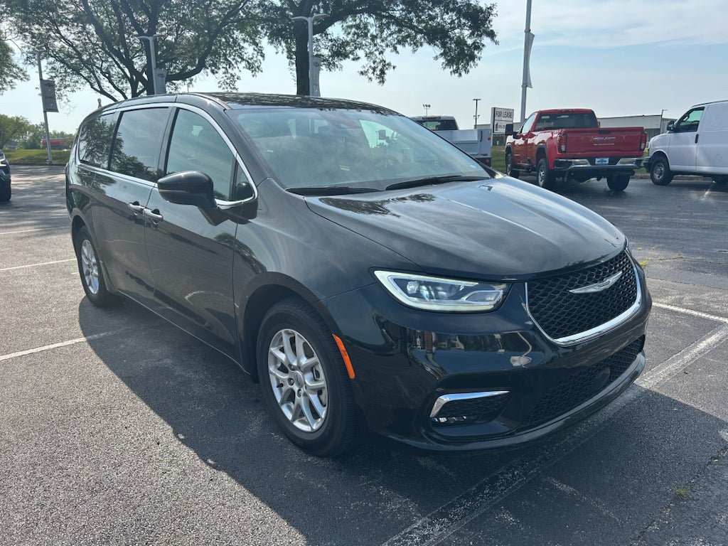2025 Chrysler Pacifica Select