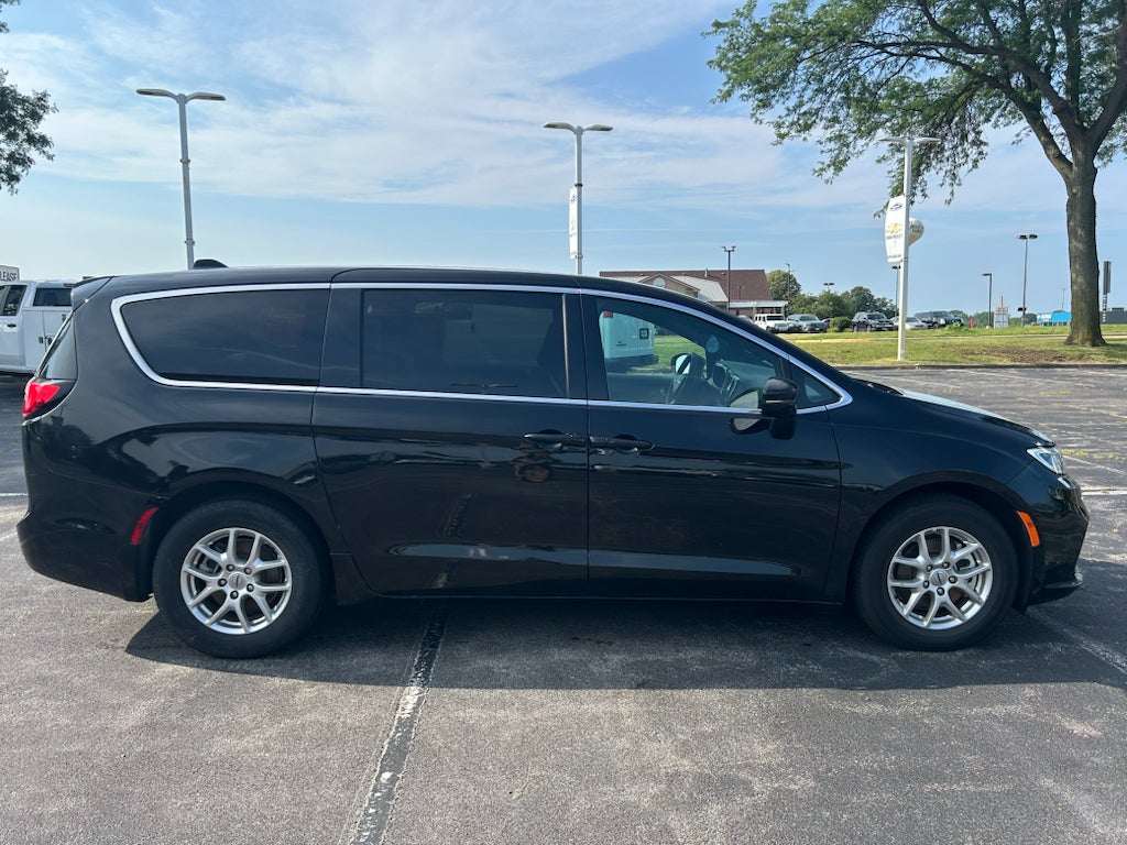 2025 Chrysler Pacifica Select