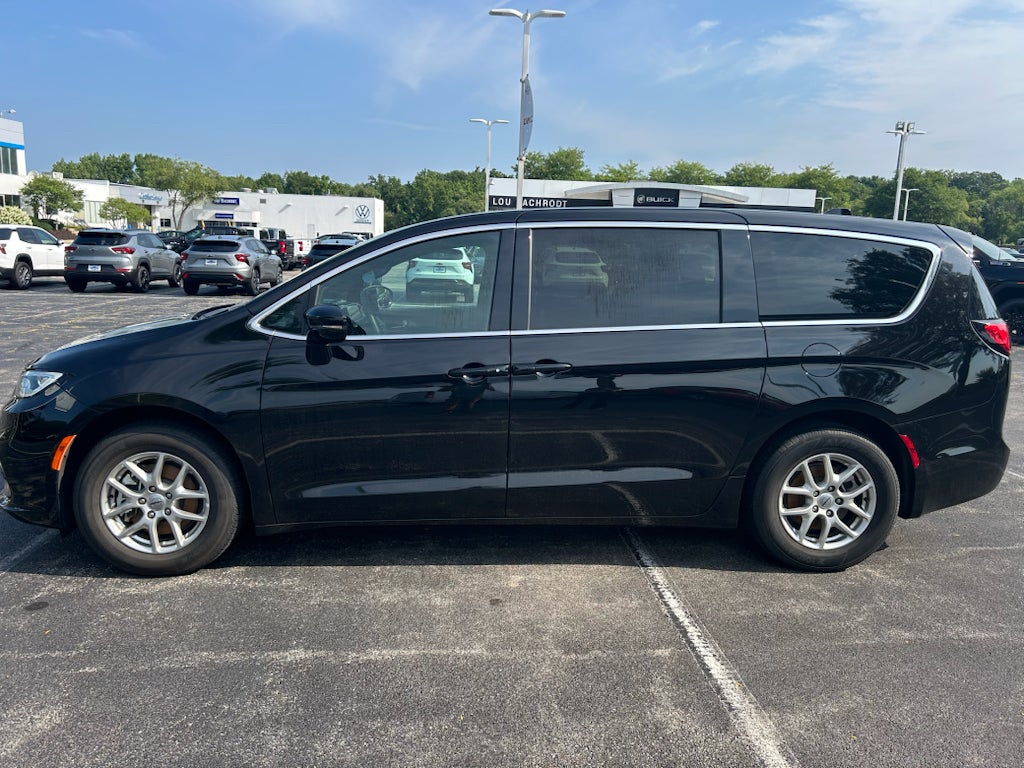 2025 Chrysler Pacifica Select